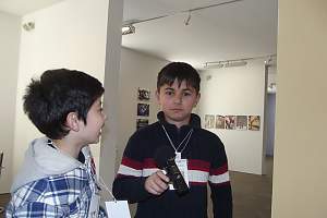 Fertig für den Einsatz sind diese zwei Reporter // Rasende Kinder Kultur Reporter Neuenhaus beim Kunstverein Neuenhaus