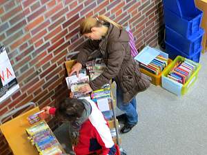 Die Rasenden Kinder Kultur Reporter in Stadtbibliothek/ Eine Frau sortiert Filme.