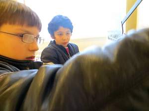 Jetzt werden ein trockener und ein nasser Sandstein auf die Waage gelegt. // Besuch der Rasenden Kinder Kultur Reporter beim Sandsteinmuseum/ Copyright: abz GmbH