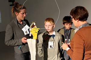 Die Rasenden Kinder Kultur Reporter in der Ausstellung "Das Meer kämmt sich zur Reise wieder" mit Frau Heidinger-Pena von der Kunstschule der Städtischen Galerie